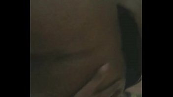 Беременная негритянка мажет своё голое тело кремчиком и развлекается с крупными грудями